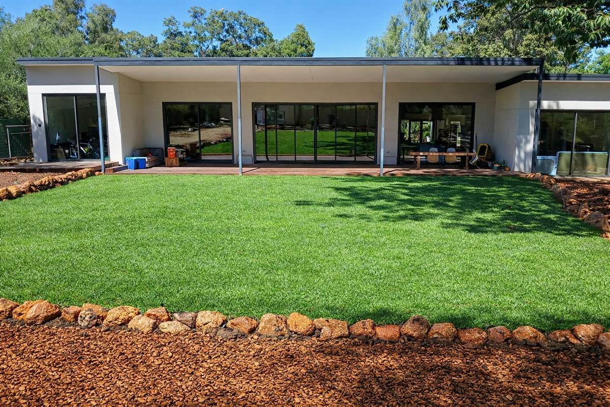 Example: modern Perth home with crisp turf, stone edging and mulch bed
